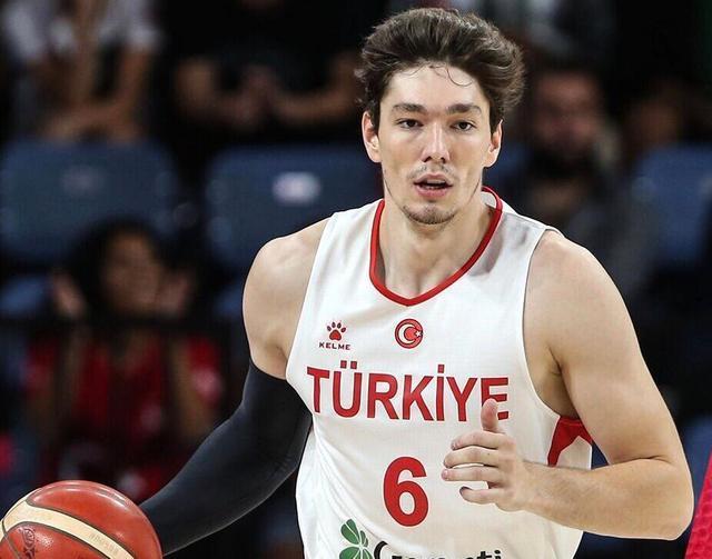 包含今晚费城76人调整名单以备意大利杯，手感冰凉环节打磨，质疑声仍在，轮换策略成焦点的词条